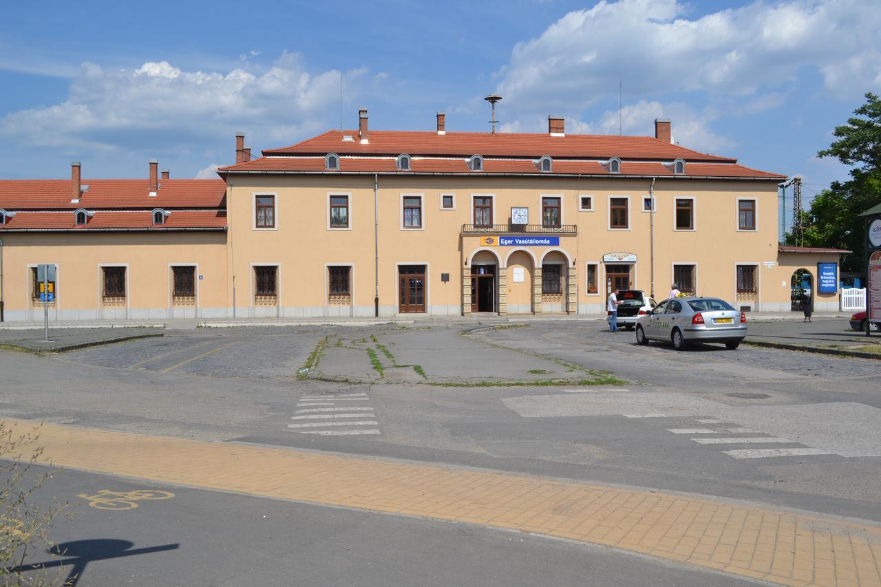 Lokomotiv Motel Eger Eksteriør bilde